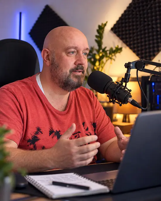 Eric Dieperink geeft uitleg met een microfoon en laptop voor zich